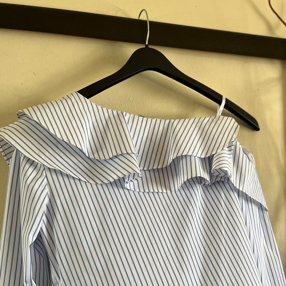 NWT  Calvin Klein blue white ruffled neck one cold shoulder blouse - Picture 4 of 8